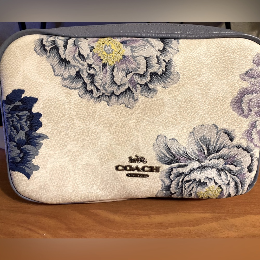 - ✨EUC✨Coach Signature Coated Canvas Crossbody Bag with Kaffe Fassett Flor…
